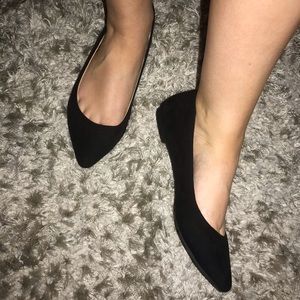 POINTED TOE BLACK FLATS